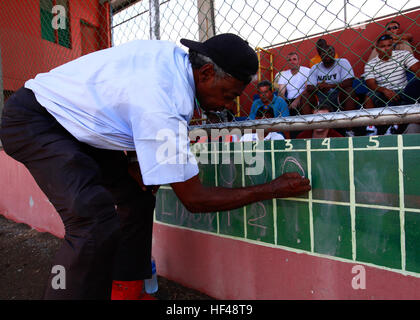 Una Costa Rican uomo attende la Limon Pirates contro servizi membri di operazione continua promessa 2010 team, per iniziare una partita di baseball al Big Boy Baseball Stadium di Limon Costa Rica, e il agosto 28. I membri del servizio e i civili sono distribuiti a supporto di CP10 la fornitura di assistenza umanitaria e di soccorso in caso di catastrofe ai Caraibi, America Centrale e Sud America. L'operazione continua promessa 2010 DVIDS314155 Foto Stock