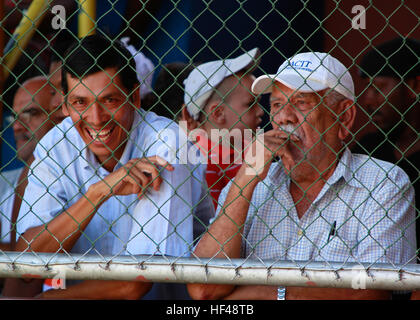 Costa Rican uomini guardano la Limon Pirates contro servizi membri di operazione continua promessa 2010 squadra di baseball gioco al Big Boy Baseball Stadium di Limon Costa Rica, e il agosto 28. I membri del servizio e i civili sono distribuiti a supporto di CP10 la fornitura di assistenza umanitaria e di soccorso in caso di catastrofe ai Caraibi, America Centrale e Sud America. L'operazione continua promessa 2010 DVIDS314156 Foto Stock