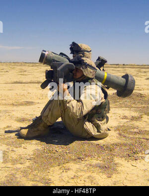 Due US Marine Corps (USMC) membri con il secondo battaglione, 6 Marines fire un giavellotto anti-missile serbatoio, a Blair airfield, Iraq, a sostegno dell'Operazione Iraqi Freedom. La MGF-148 Giavellotto - ID DM-SD-04-07566 Foto Stock