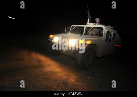 GUANTANAMO Bay a Cuba - Un veicolo dalla Rhode Island esercito nazionale della guardia 115militari di polizia pattuglie di società Joint Task Force Guantanamo, Sett. 2, 2010. La Guardia Nazionale unità è qui su un anno di distribuzione per fornire sicurezza a JTF Guantanamo. JTF Guantanamo fornisce un sicuro, umano, legale e trasparente di cura e custodia dei detenuti, compresi quelli condannati dalla commissione militare e quelli ordinati rilasciato da un tribunale. La JTF conduce la raccolta di intelligence, analisi e diffusione per la tutela dei detenuti e il personale che lavora in JTF Guantanamo e strutture di sostegno Foto Stock