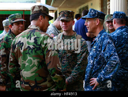 A destra, U.S. Navy Capt. Thomas M. Negus, commodore di operazione continua promessa 2010 (CP10), parla di Esercito del Nicaragua ufficiali prima della cerimonia di apertura e di assistenza umanitaria operazioni ad un sito medico in Bluefields, Nicaragua, Sett. 16, 2010. I membri del servizio e i civili sono distribuiti a supporto di CP10 fornendo assistenza umanitaria, soccorso in caso di catastrofe e oggetto di scambi per i Caraibi, America Centrale e Sud America. L'operazione continua promessa 2010 DVIDS319598 Foto Stock