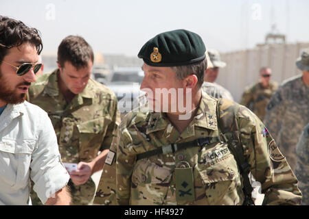 Amy britannico Il Mag. Gen. Nick Carter, centro, il comandante del Comando Regionale sud, parla con un reporter statunitense a inoltrare una base operativa Wilson, distretto di Zhari, Afghanistan, Sett. 21, 2010. Carter ha visitato la base per soddisfare con l esercito nazionale afghano soldati e Polizia nazionale afgana ufficiali. (U.S. Foto dell'esercito da Cpl. Robert Thaler/RILASCIATO) FOB operazioni Wilson 100921-A-KG159-011 Foto Stock