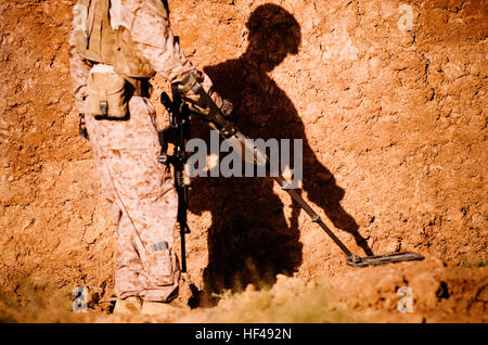 TREK NAWA, provincia di Helmand, Repubblica Islamica dell'Afghanistan - Lance Cpl. Joshua Stamper, un ingegnere attaccato all India Company, 3° Battaglione, 3° Reggimento Marine, spazza un composto in Trek Nawa, Afghanistan, durante il funzionamento Mako, Sett. 21, 2010. Mako è stato un giorno di missione di clearing per distruggere il nemico attività. (Gazzetta Marine Corps foto di Sgt. Contrassegnare Fayloga) 3° Battaglione 3 Marines in operazione Mako 2010-09-21 2 Foto Stock