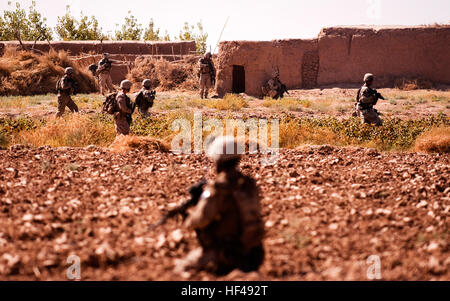 TREK NAWA, provincia di Helmand, Repubblica Islamica dell'Afghanistan - Marines dall India Company, 3° Battaglione, 3° Reggimento Marine, il pattugliamento attraverso Trek Nawa, Afghanistan, durante il funzionamento Mako, Sett. 21, 2010. Mako è stato un giorno di missione di clearing per distruggere il nemico attività. (Gazzetta Marine Corps foto di Sgt. Contrassegnare Fayloga) 3° Battaglione 3 Marines in operazione Mako 2010-09-21 3 Foto Stock