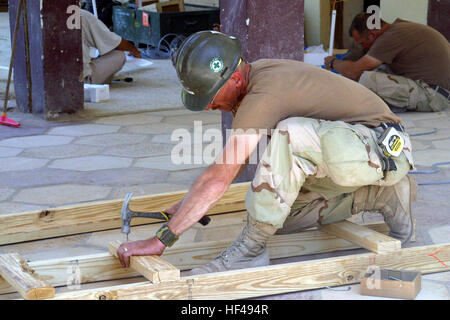 030506-M-5882G-016 Hillah, Iraq (6 maggio 2003) -- STATI UNITI Navy Seabee, Builder 1. Classe Billy scusa, assiste con la riparazione di una scuola locale mediante la costruzione di una scala a pioli. Stati Uniti Marines e marinai assegnato a Regimental Combat Team uno (RCT-1) sono di supporto alla Operazione Iraqi Freedom, multi-nazionali della Coalizione sforzo per liberare il popolo iracheno, eliminare in Iraq le armi di distruzione di massa e la fine del regime di Saddam Hussein. Stati Uniti Marine Corps photo by Lance Cpl. Christopher Graham. (Rilasciato) Navy US 030506-M-5882G-016 Builder 1. Classe Billy scusa, assiste con la riparazione di una scuola locale Foto Stock