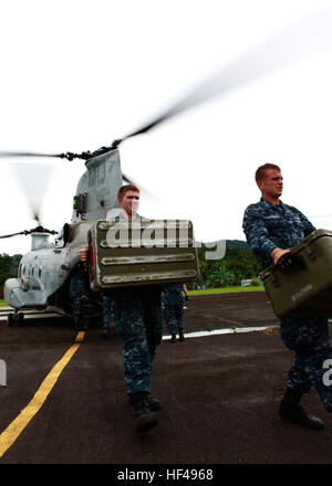 Negli Stati Uniti i membri del servizio con operazione continua promessa 2010, portare aiuti medici e forniture umanitarie da un CH-46E Sea Knight elicottero con Marine mezzo squadrone di elicottero 774, per essere usata per un imminente settimana di assistenza umanitaria in ed intorno a Chirqui Grande, Panama, Sett. 27. I membri del servizio e i civili sono distribuiti a supporto di CP10 fornendo medico, dentista, veterinario, assistenza tecnica e oggetto di scambi per i Caraibi, America centrale e meridionale delle nazioni. L'operazione continua promessa 2010 DVIDS324171 Foto Stock