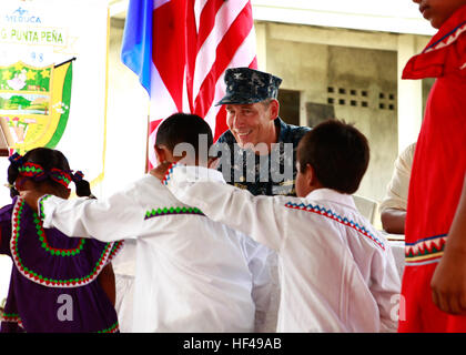 Stati Uniti Navy Capt. Thomas M. Negus, commodore per operazione continua promessa 2010, sorrisi durante uno spettacolo di danza dalla scuola panamense bambini, in una cerimonia di chiusura di assistenza umanitaria in operazioni di Chiriquí Grande, Panama, 6 ott. 2010. I membri del servizio e i civili sono distribuiti a supporto di CP10 fornendo medico, dentista, veterinario, assistenza tecnica e oggetto di scambi di Caraibi, America centrale e meridionale delle nazioni. L'operazione continua promessa 2010 DVIDS326938 Foto Stock