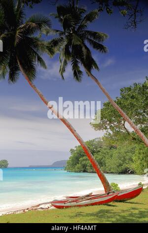 Due barche da pesca legati insieme come catamarano posto sotto palme di cocco sulla sabbia bianca della spiaggia e di fronte Malmas isola. Port Olry village Foto Stock