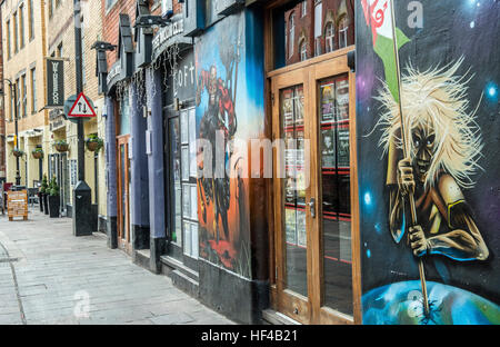 Womanby Street a Cardiff, noto per la sua arte e night club Foto Stock