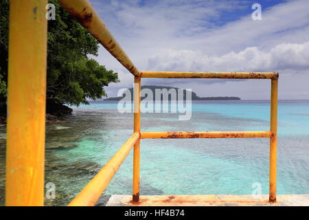 Il molo di cemento-ringhiera gialla-WHITE SANDS-acque blu della spiaggia Champagne-Hog porto baia chiusa sul N.da Elephant Island-qui gli americani hanno celebrato Foto Stock