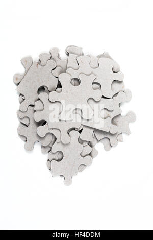 Pila di pezzi di un puzzle isolati su sfondo bianco Foto Stock