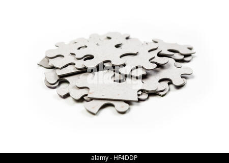 Pila di pezzi di un puzzle isolati su sfondo bianco Foto Stock