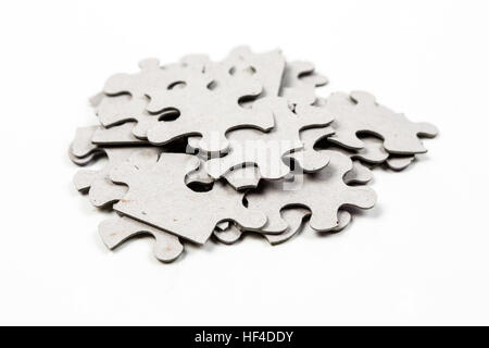 Pila di pezzi di un puzzle isolati su sfondo bianco Foto Stock