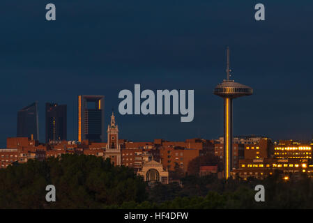 Madrid skyline della città visto da Casa de Campo, con il faro d torre di osservazione ed i grattacieli di Cuatro area business. Foto Stock