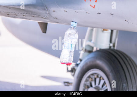 Quick Fix, ceco jet fighter, bottiglia di plastica al di sotto di un jet da combattimento su un air show Foto Stock