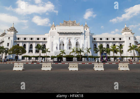 L'edificio bianco di Yangon City Hall, Myanmar Foto Stock