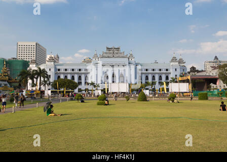 L'edificio bianco di Yangon City Hall, Myanmar Foto Stock