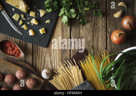 Gli ingredienti per cucinare gli spaghetti, Polpette con formaggio ed erbe fresche orizzontale dello spazio di copia Foto Stock
