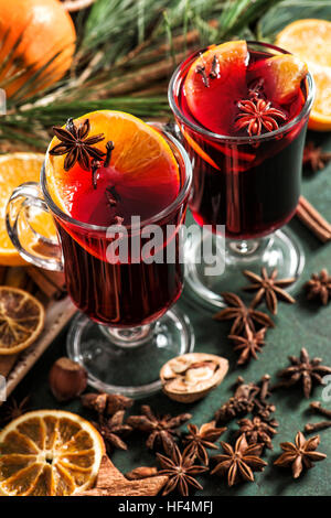 Vin brulé ingredienti su sfondo scuro. Hot red winter punch con frutta e spezie Foto Stock