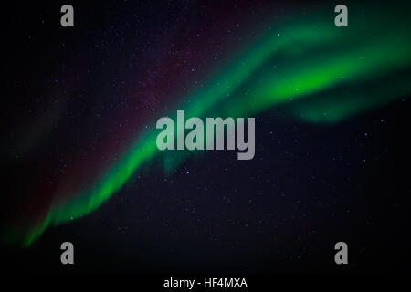 Green luci del nord e un cielo starlight sulla città di Nuuk, Groenlandia Foto Stock