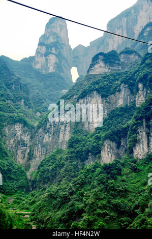 Cieli porta a Tianmenshan o il Monte Tianmen nella città di Zhangjiajie situato nella provincia del Hunan in Cina. Foto Stock