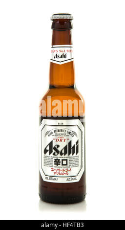 Bottiglia di Asahi Super Dry birra su uno sfondo bianco, Asahi è laccati. numero uno di birra Foto Stock