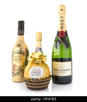 Moet and Chandon Brut Imperial champagne, Ferrero Rocher e Baileys cioccolato Luxe su sfondo bianco Foto Stock