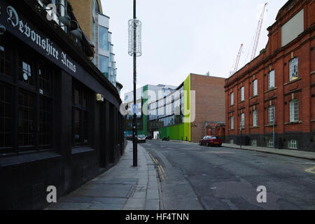 Hawley Crescent Camden Town contenente il goto pub Devonshire Arms, l'Elefante House building e MTV Studios Foto Stock