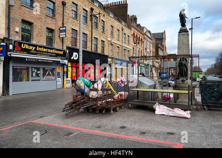 Whitechapel Road market vuoto e abbandonato il giorno di Natale 2016, noto anche come Whitechapel rifiuti nell'East End di Londra Foto Stock