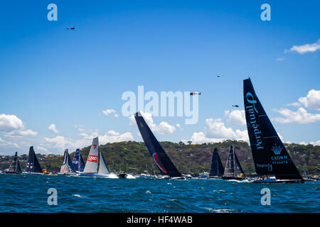 Sydney, Australia. Il 26 dicembre, 2016. Maxi yacht racing e TV elicotteri illustrato in seguito all'avvio della Rolex Sydney Hobart Yacht Race con lo sparo di un cannone di partenza alle 13.00 nel porto di Sydney a Boxing Day, 26 dicembre. © Hugh Peterswald/Pacific Press/Alamy Live News Foto Stock