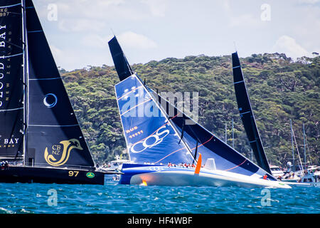 Sydney, Australia. Il 26 dicembre, 2016. Sir Michael Hintze's CQS 100ft maxi yacht da regata CQS soffre di un problema di chiglia in venti del nord di circa 20 nodi in seguito all'avvio della Rolex Sydney Hobart Yacht Race. © Hugh Peterswald/Pacific Press/Alamy Live News Foto Stock