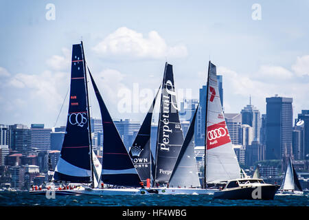 Sydney, Australia. Il 26 dicembre, 2016. Maxi yacht racing posizionamento prima della partenza della Rolex Sydney Hobart Yacht Race con lo sparo di un cannone di partenza alle 13.00 nel porto di Sydney a Boxing Day, 26 dicembre. © Hugh Peterswald/Pacific Press/Alamy Live News Foto Stock