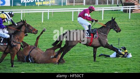 Sfera d'Arc cavalcato da Bryan Cooper (destra) sono ostacolate da caduti Powersbomb cavalcato da Mikey Fogarty consentendo il lago di Takapuna cavalcato da David Mullins (sinistra) per vincere la scommessa attraverso il Racing Post App Handicap Chase durante il primo giorno del Festival di Natale a Leopardstown Racecourse. Foto Stock