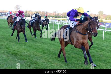 Il lago di Takapuna e David Mullins vincere la scommessa attraverso il Racing Post App Handicap Chase durante il primo giorno del Festival di Natale a Leopardstown Racecourse. Foto Stock