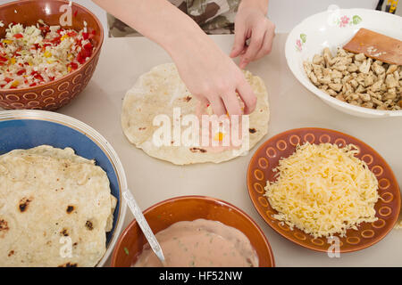 Preparazione di fatti in casa o shwarma Döner Kebab, tonica immagine Foto Stock