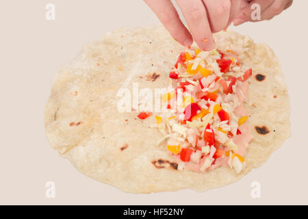 Preparazione di fatti in casa o shwarma Döner Kebab, tonica immagine Foto Stock