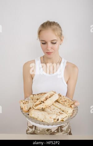 La donna presenta preparato in casa Döner Kebab o shwarma nel piatto Foto Stock