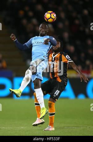 Manchester City's Bacary Sagna (sinistra) e /hi18/ battaglia per la palla durante il match di Premier League al KCOM Stadium, scafo. Foto Stock