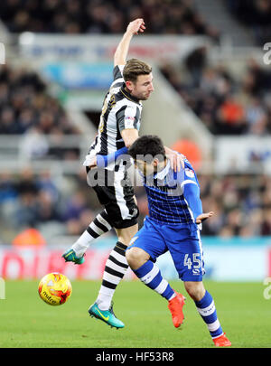 Newcastle United Paul Dummett (sinistra) e Sheffield Mercoledì Fernando Forestieri battaglia per la sfera durante il cielo di scommessa match del campionato a St James Park, Newcastle. Foto Stock