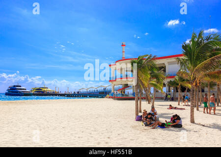 La spiaggia e il molo a Playa del Carmen e Riviera Maya, vicino a Cancun, Messico. Foto Stock