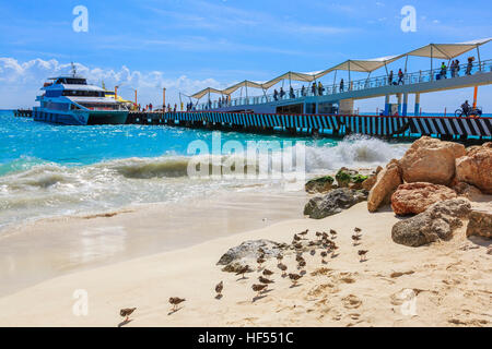 La spiaggia e il molo a Playa del Carmen e Riviera Maya, vicino a Cancun, Messico. Foto Stock