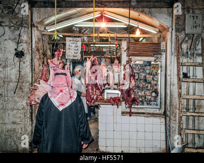 Occupato il mercato souk shopping street nella città vecchia di Aleppo siria Foto Stock