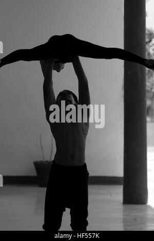 Studente pratica di ballerini danza presso la Benny più scuola di arti di Cienfuegos Cuba Foto Stock