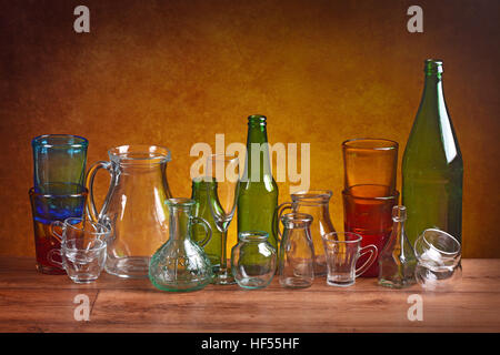 Utensili da cucina di vetro sul tavolo di legno Foto Stock