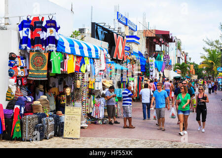 Gli amanti dello shopping sulla Quinta Avenue, Playa del Carmen e Riviera Maya, Messico Foto Stock