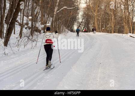 Montreal, Canada - 15 dicembre 2016: vista posteriore della donna sciare sul Monte Regio. Foto Stock