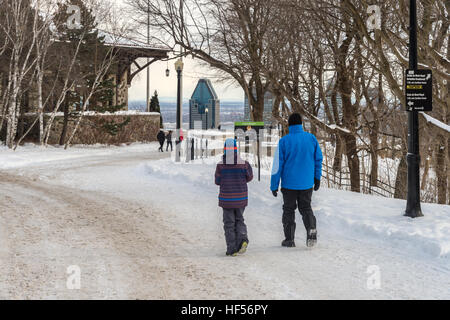 Montreal, Canada - 15 dicembre 2016: le persone che arrivano al belvedere kondiaronk a guardare lo skyline di Montreal in inverno. Foto Stock