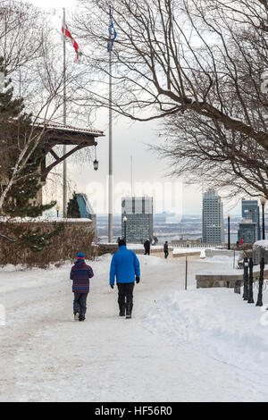 Montreal, Canada - 15 dicembre 2016: le persone che arrivano al belvedere kondiaronk a guardare lo skyline di Montreal in inverno. Foto Stock