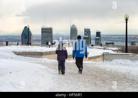 Montreal, Canada - 15 dicembre 2016: le persone che arrivano al belvedere kondiaronk a guardare lo skyline di Montreal in inverno. Foto Stock