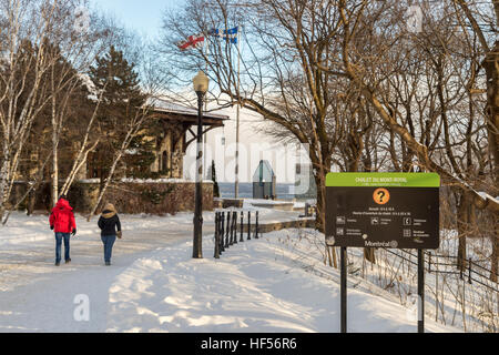 Montreal, Canada - 15 dicembre 2016: le persone che arrivano al belvedere kondiaronk a guardare lo skyline di Montreal in inverno. Foto Stock